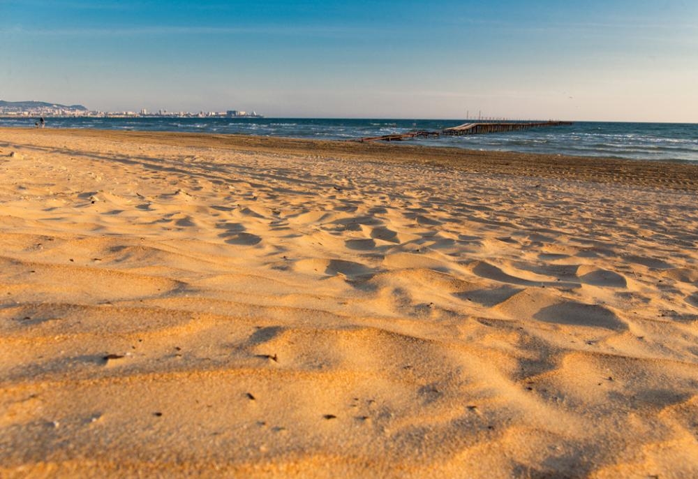 На песчаном пляже - 14 фото
